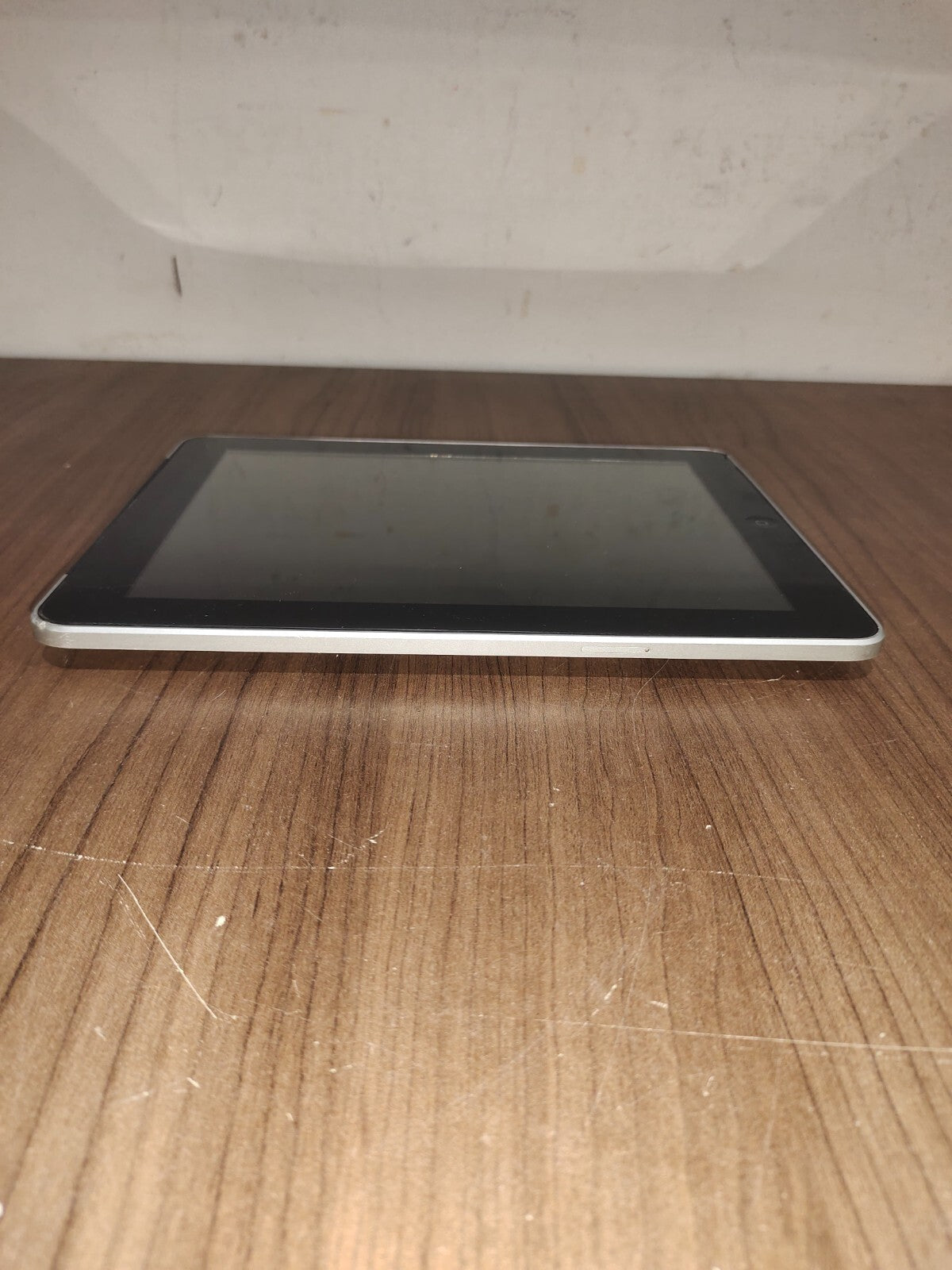Apple iPad 1 Model A1337 64GB-Silver-9.7" Screen