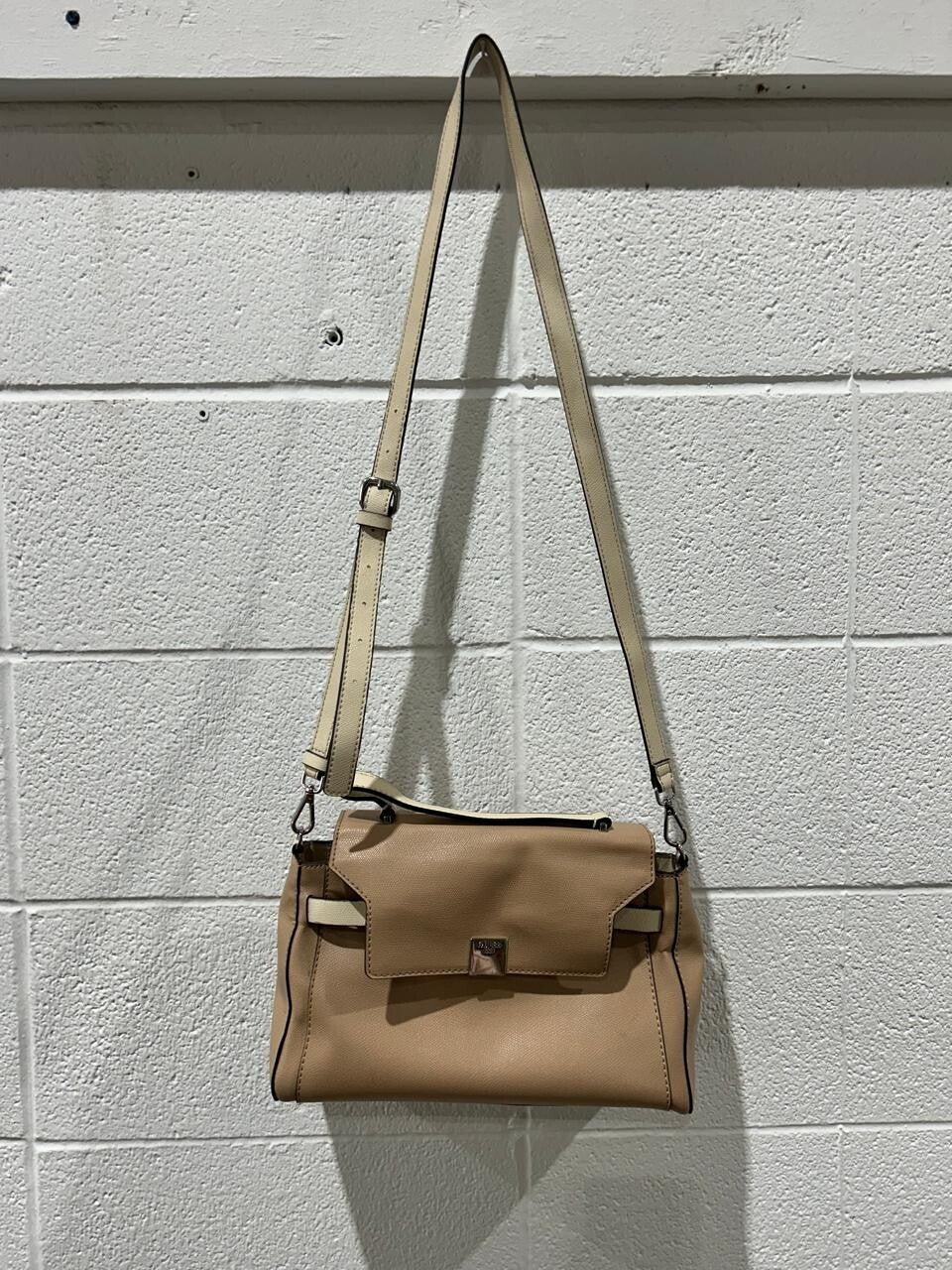 GUESS Crossbody Purse Tan Beige Handbag Flap opening logo