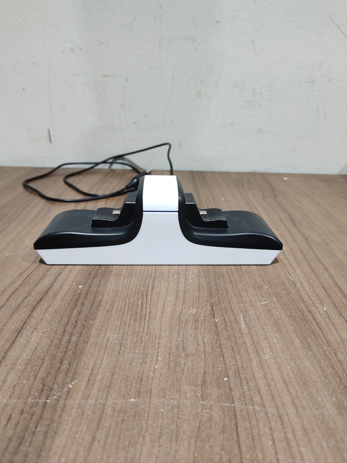 Système de charge pour manettes doubles Insignia pour PS5 et PS4 (NS-PSUDC-C)