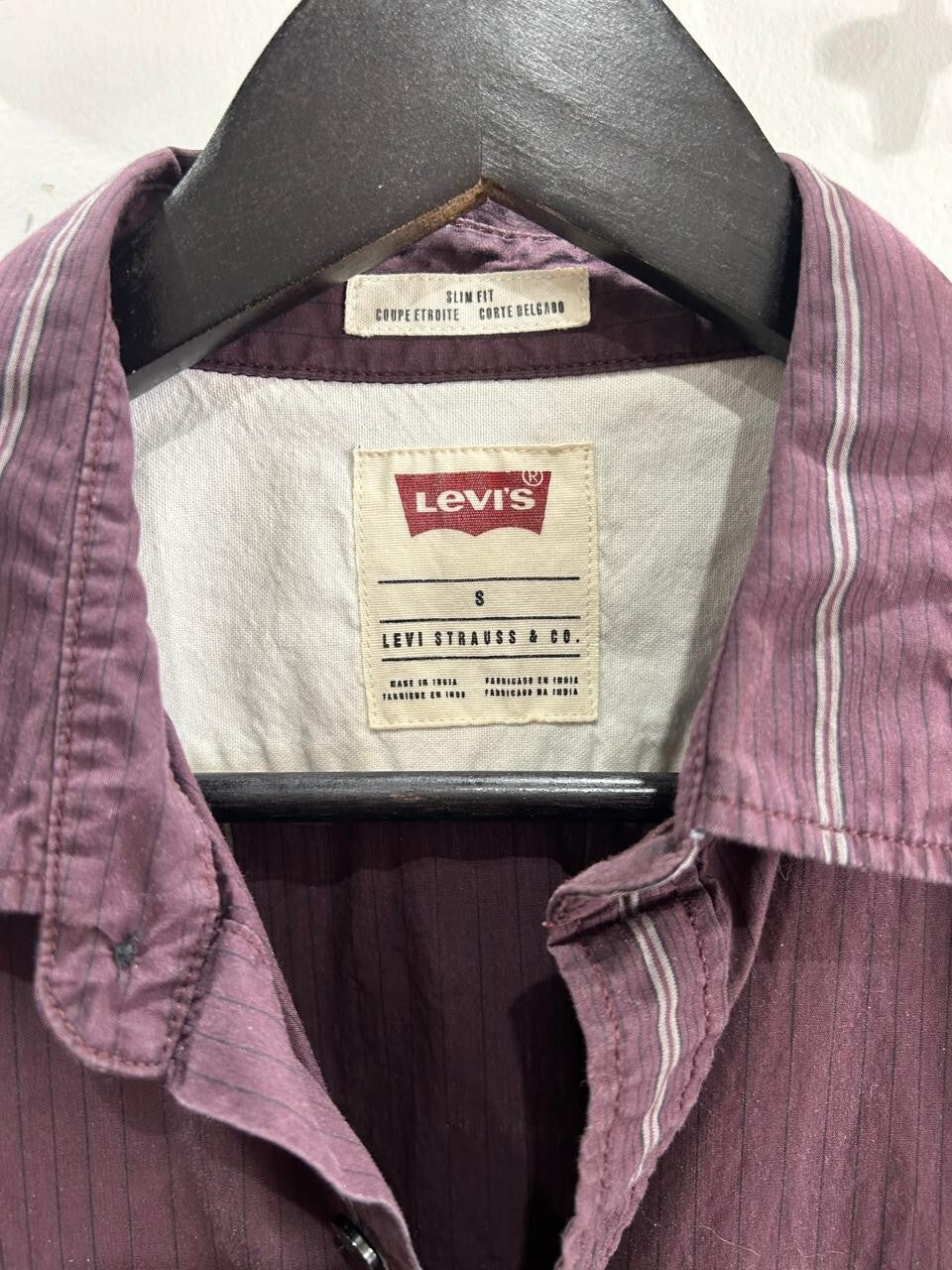Levi's Slim Fit Dress Shirt Women's size S Stripped Burgundy