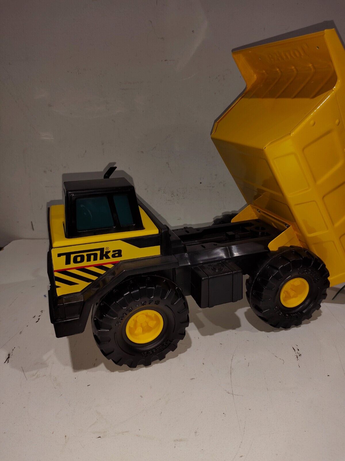 TONKA Mighty Dump Truck Steel Classics XMB-975 T01 93918 Yellow Metal