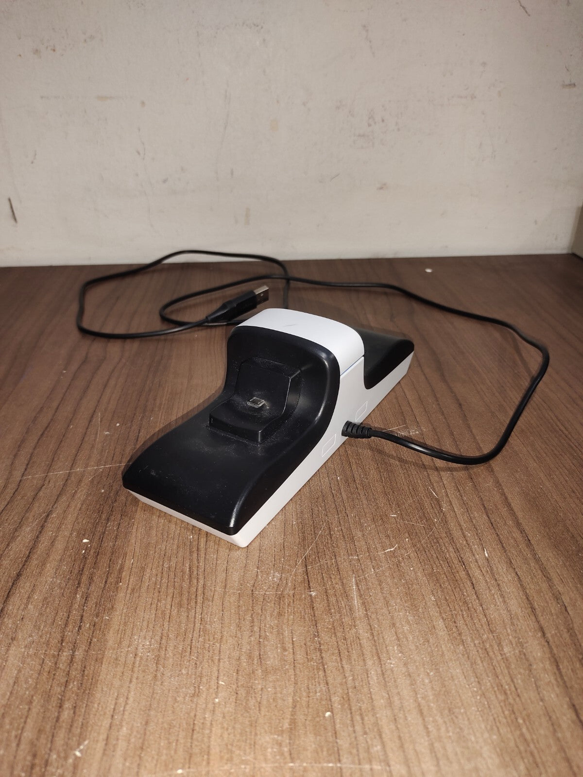 Système de charge pour manettes doubles Insignia pour PS5 et PS4 (NS-PSUDC-C)