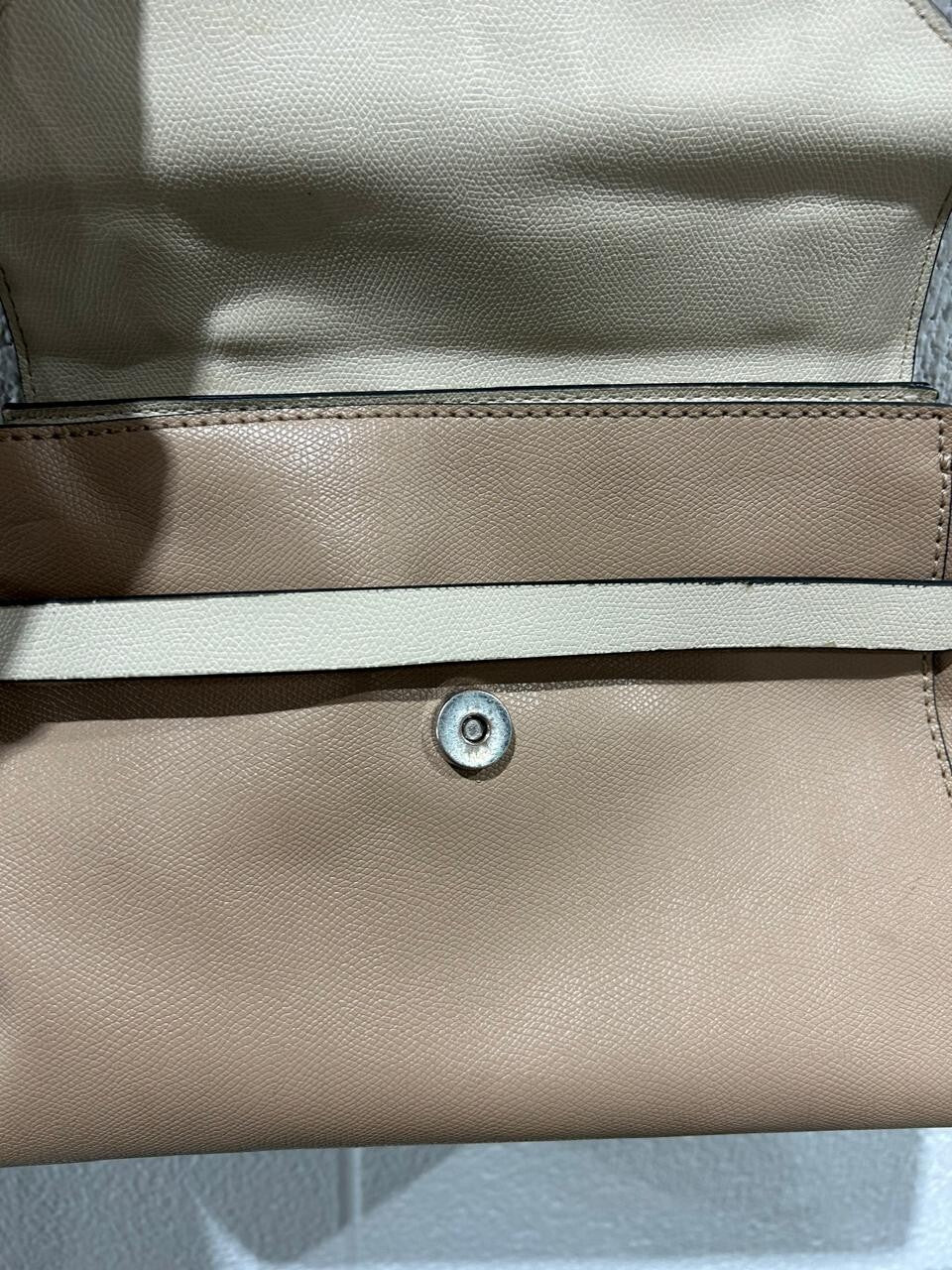 GUESS Crossbody Purse Tan Beige Handbag Flap opening logo