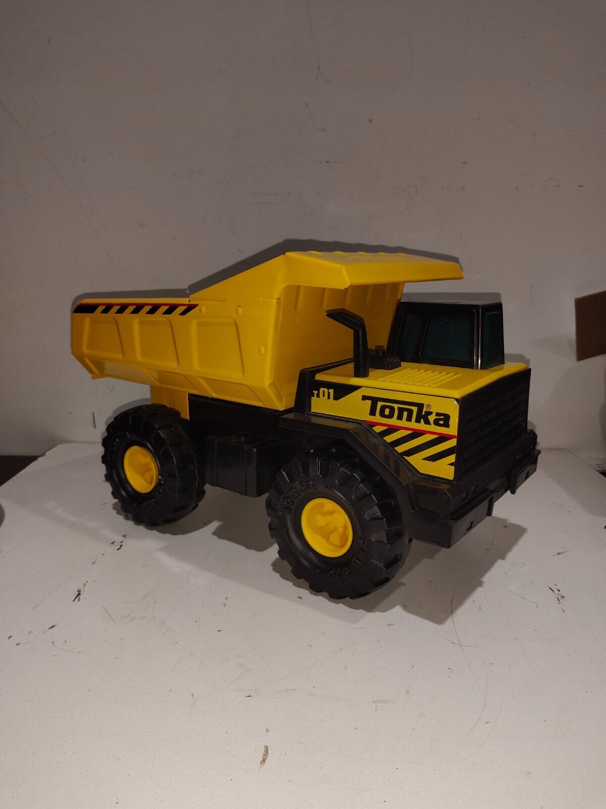 TONKA Mighty Dump Truck Steel Classics XMB-975 T01 93918 Yellow Metal