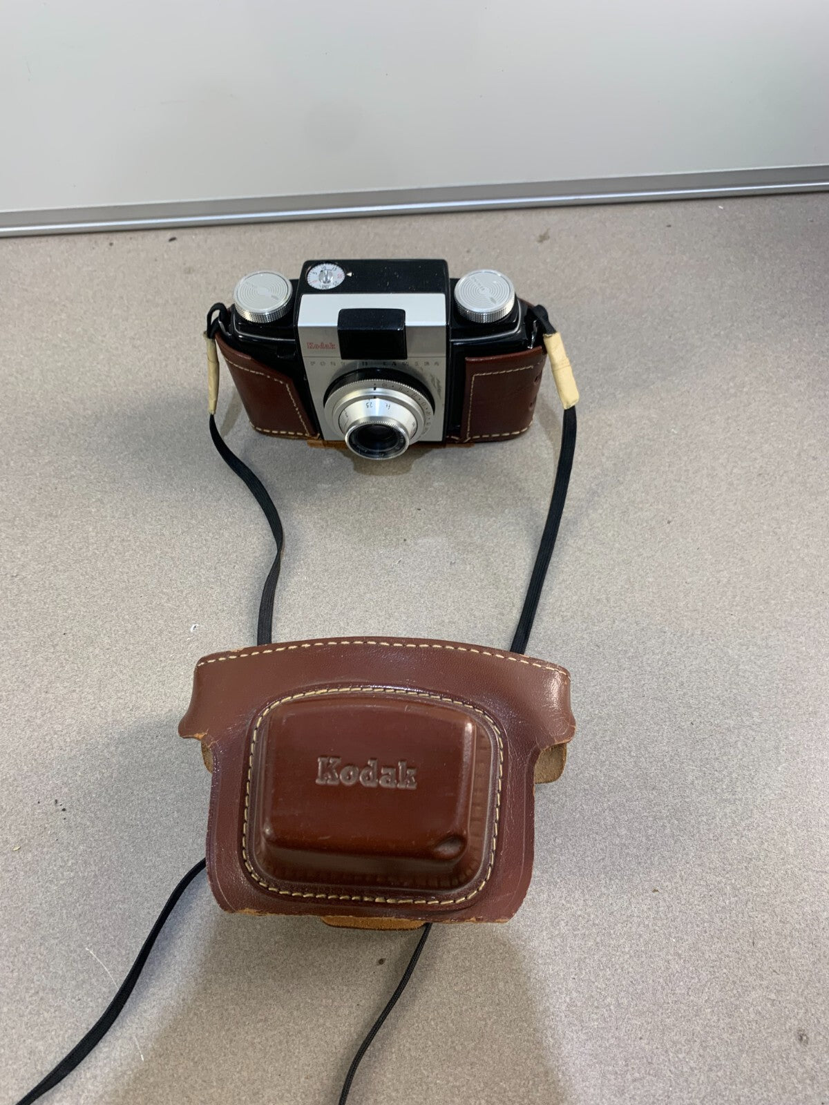 VINTAGE LATE 1940s EARLY 1950s KODAK PONY II CAMERA W CASE