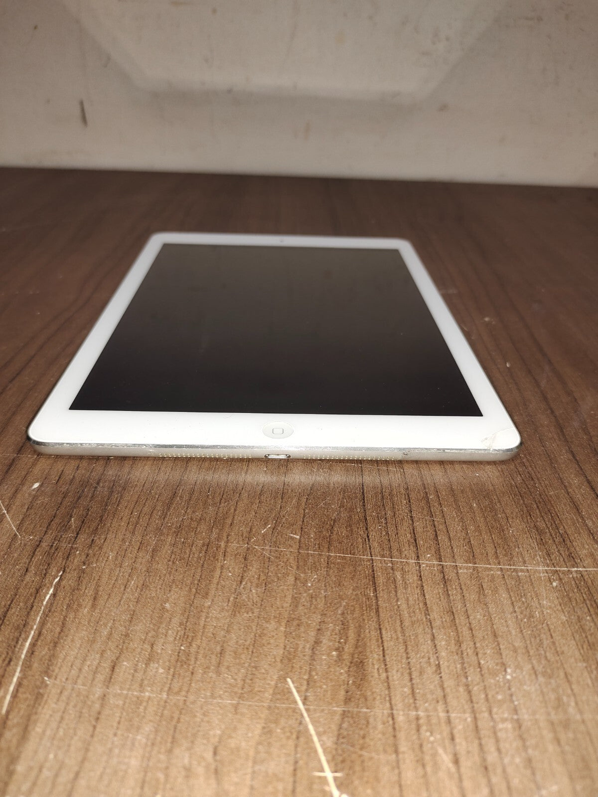 Apple iPad Air 1st Gen A1474 16 GB Wi-Fi 9.7"
