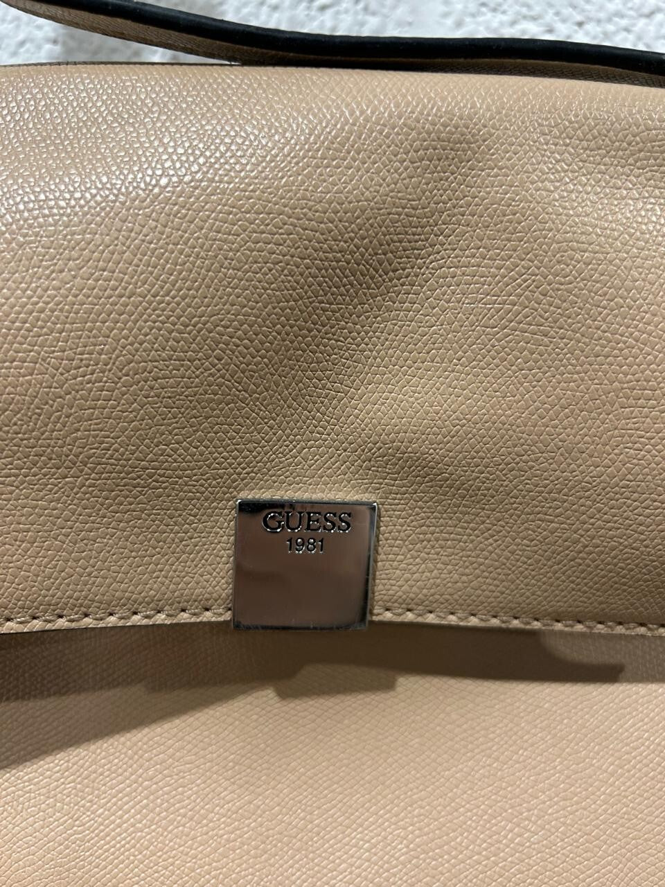 GUESS Crossbody Purse Tan Beige Handbag Flap opening logo