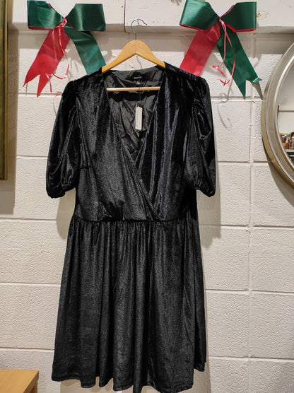 NWT Boohoo plus wrap puff sleeve velvet skater dress Size-18