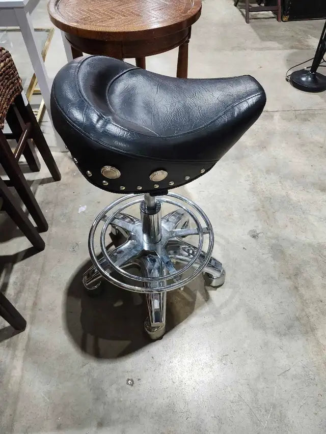 Larin Pneumatic Saddle Bar Stool