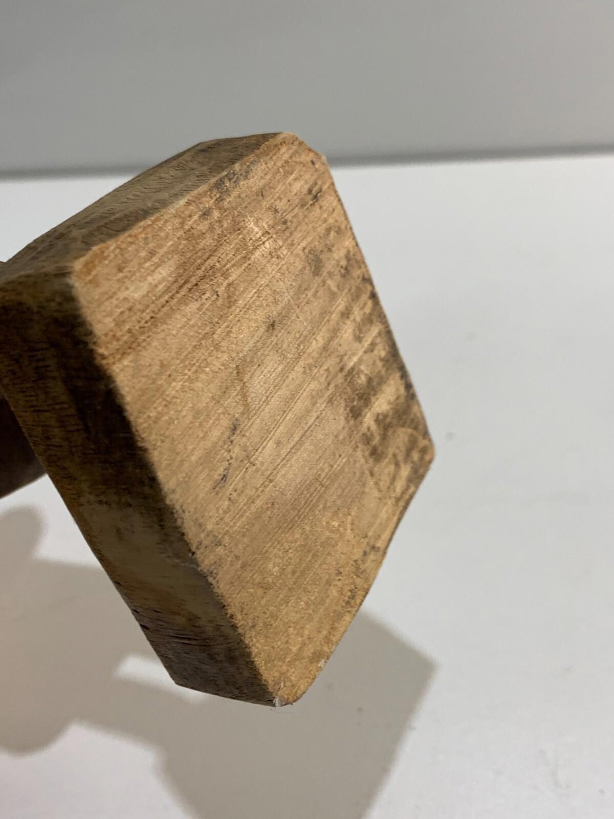 Femme haïtienne ou africaine en bois sculpté à la main, avec un panier.
