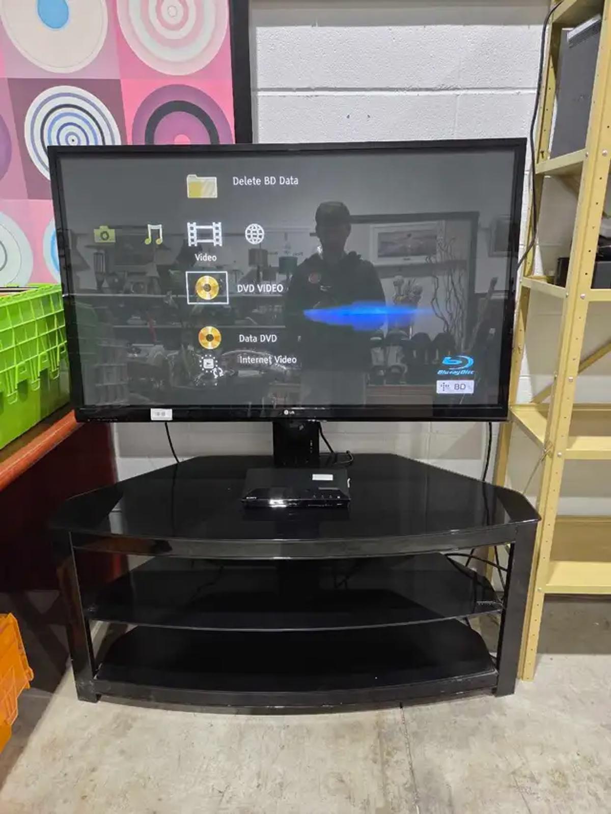 LG 50PA4500 50" HD TV with Glass Stand