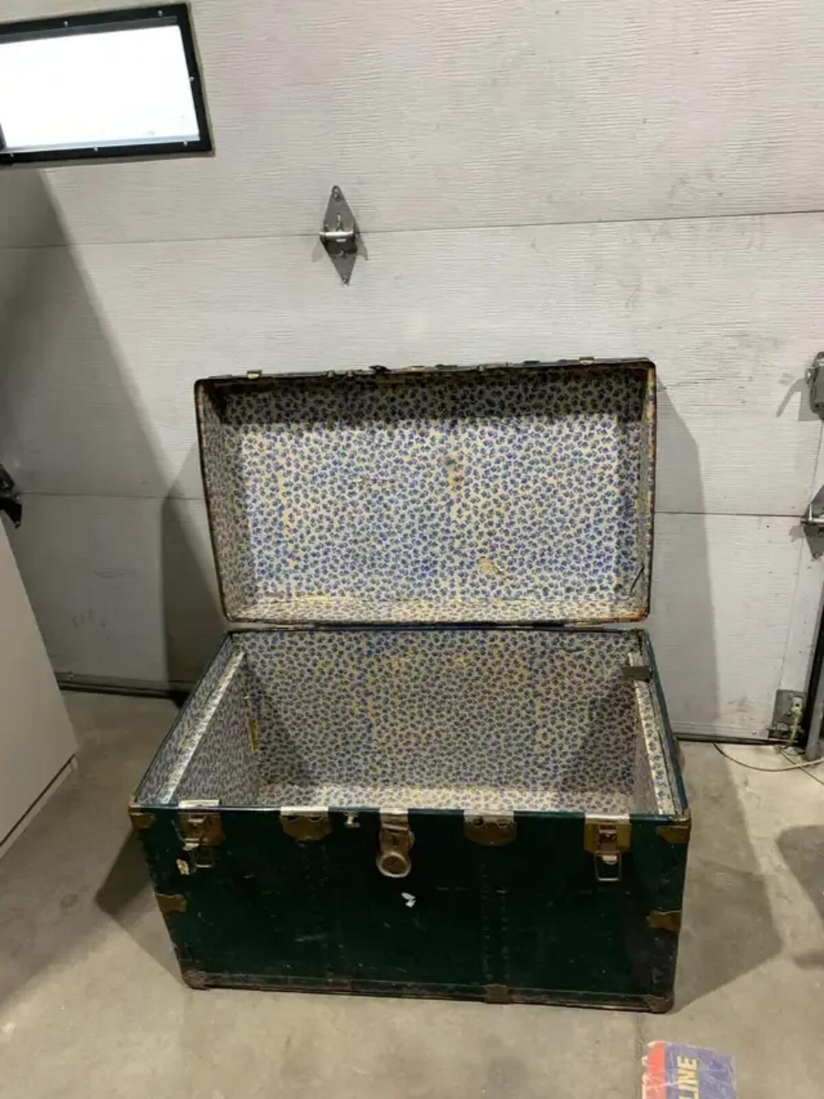 Green Antique Trunk in Fair condition