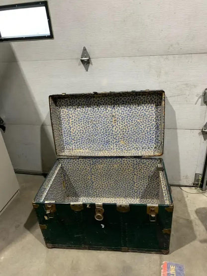 Green Antique Trunk in Fair condition