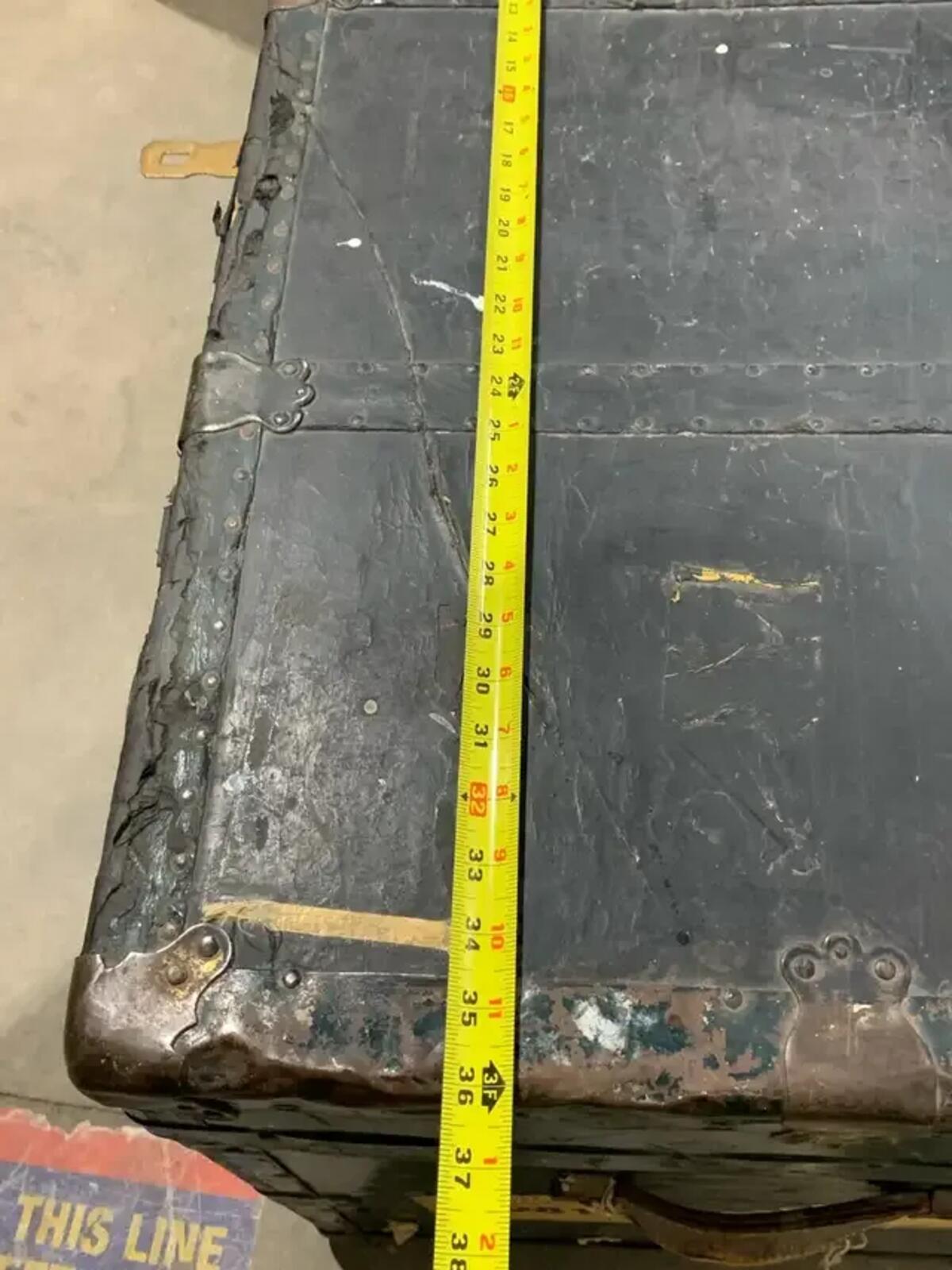 Green Antique Trunk in Fair condition