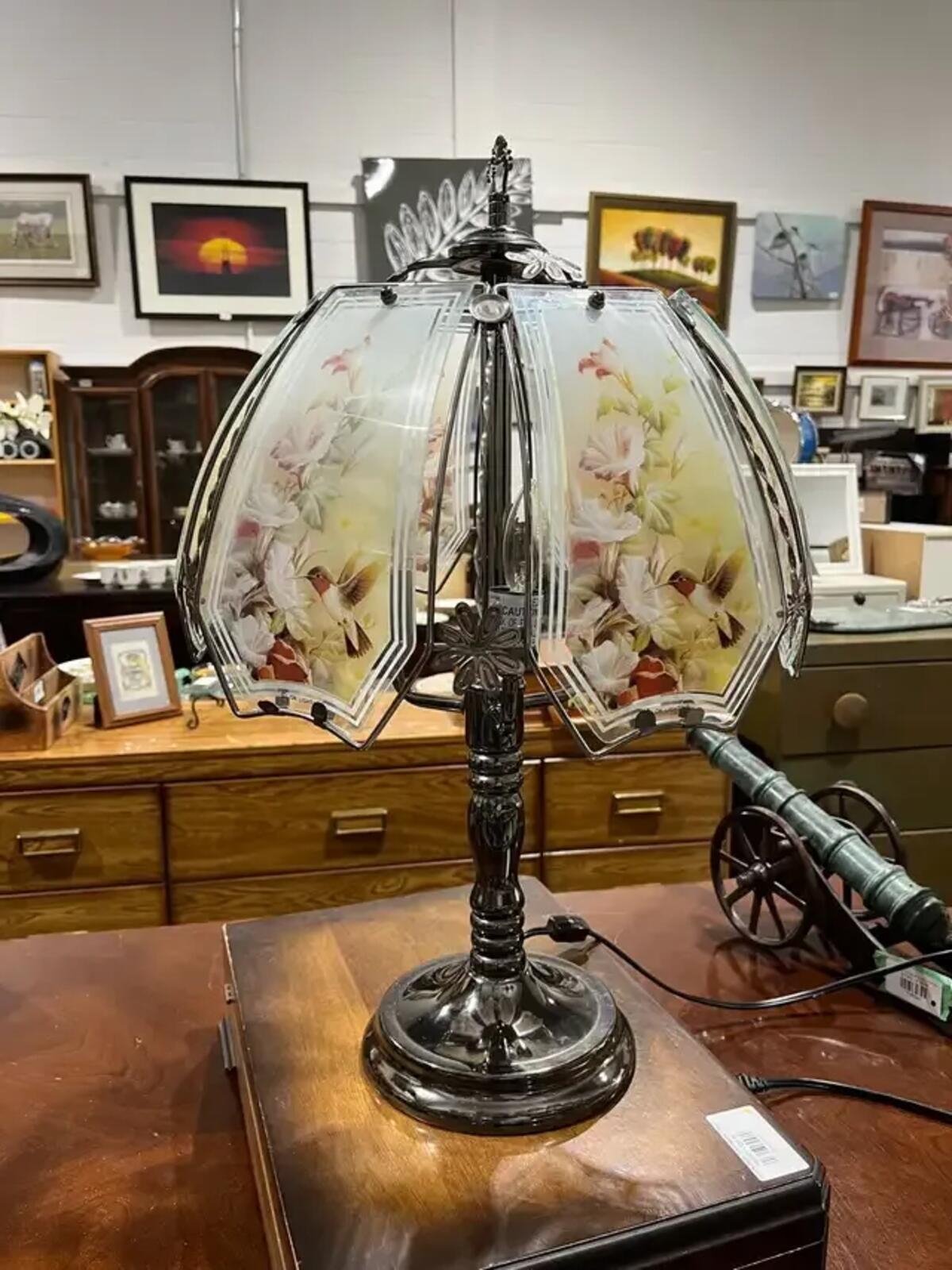 Vintage Hummingbird Glass Shade Table Lamp