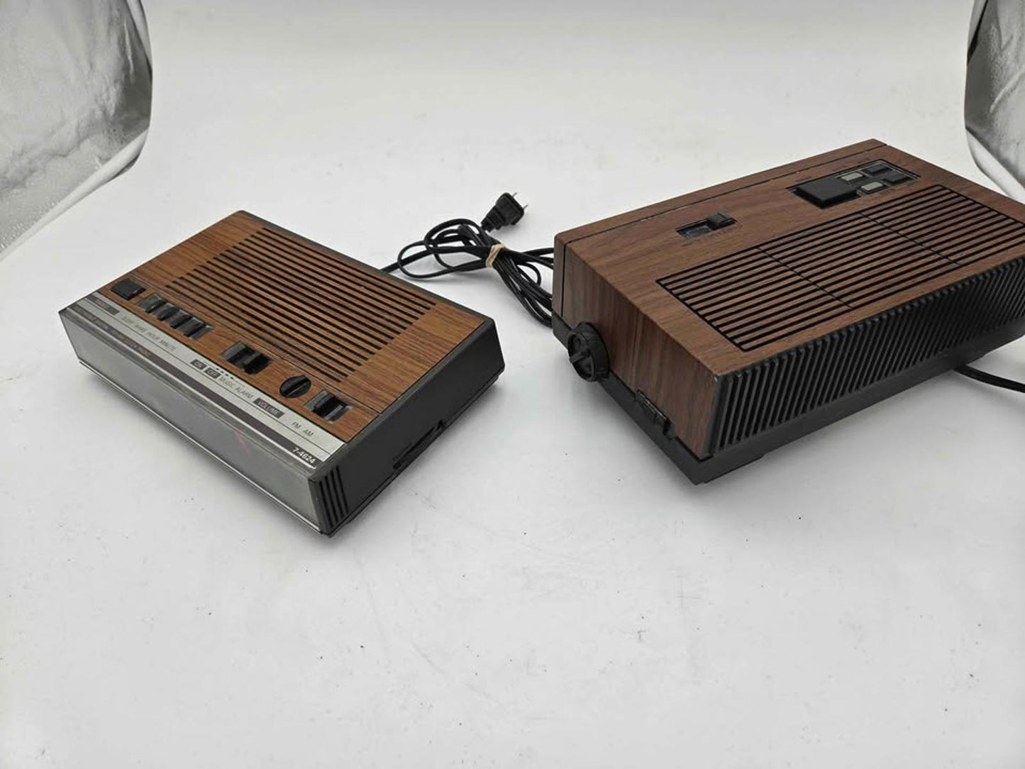 2 Vintage GE General Electric FM AM Digital Clock Radios 7-4624