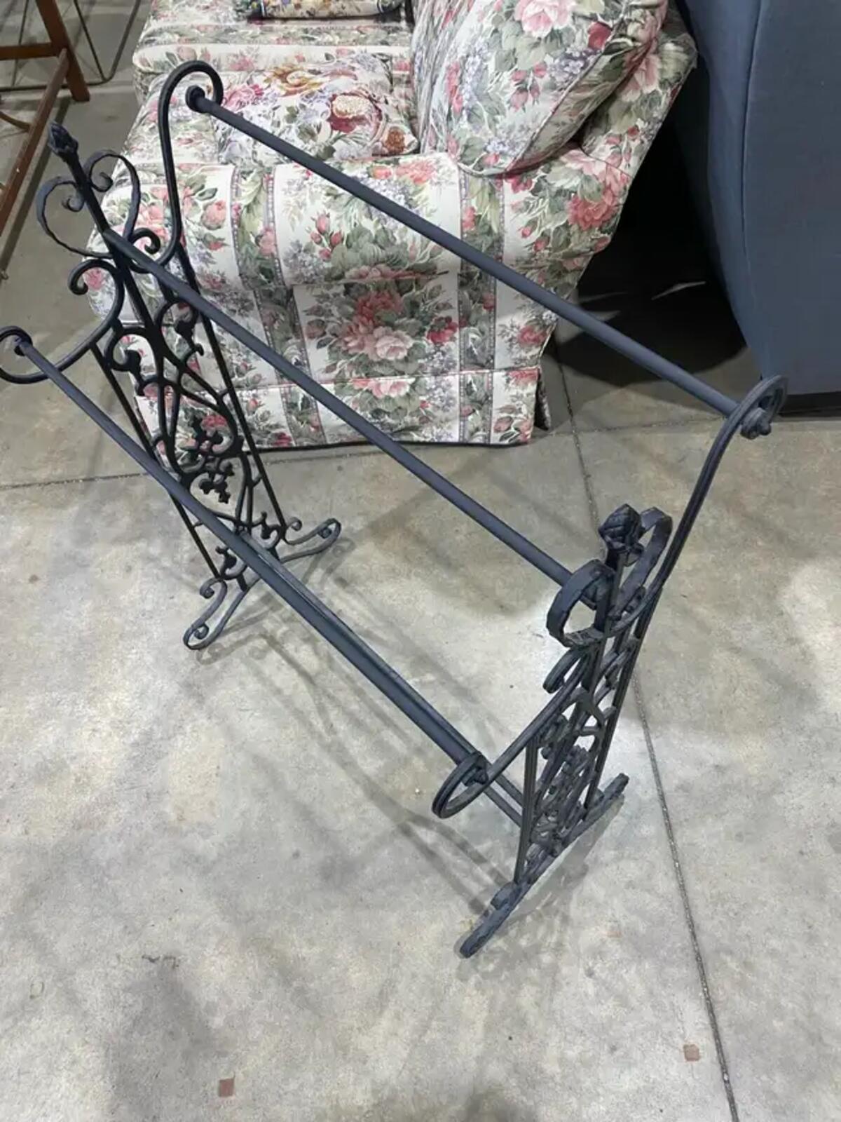 Vintage-Style Iron Quilt Rack – Black Metal