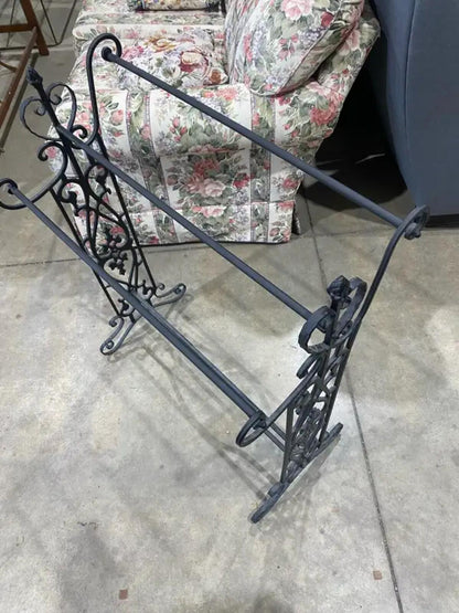 Vintage-Style Iron Quilt Rack – Black Metal
