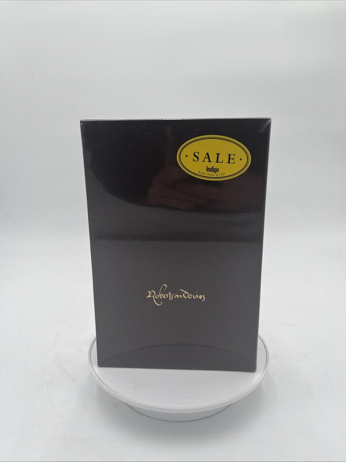 Robertson Davies — NOUVEAU ~ LE CŒUR JOYEUX ET L’HEUREUSE ALCHIMIE, 1997, 2 VOL., ÉTUI-COFFRET