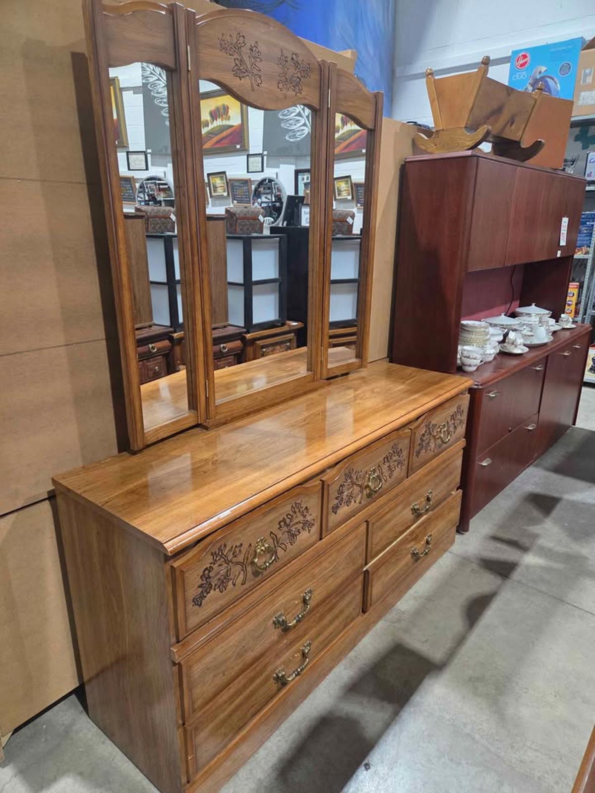 Ideal Quality Wood Dresser w/ Tri-Fold Mirror