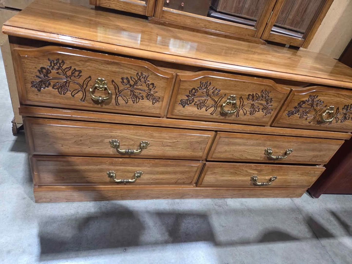 Ideal Quality Wood Dresser w/ Tri-Fold Mirror