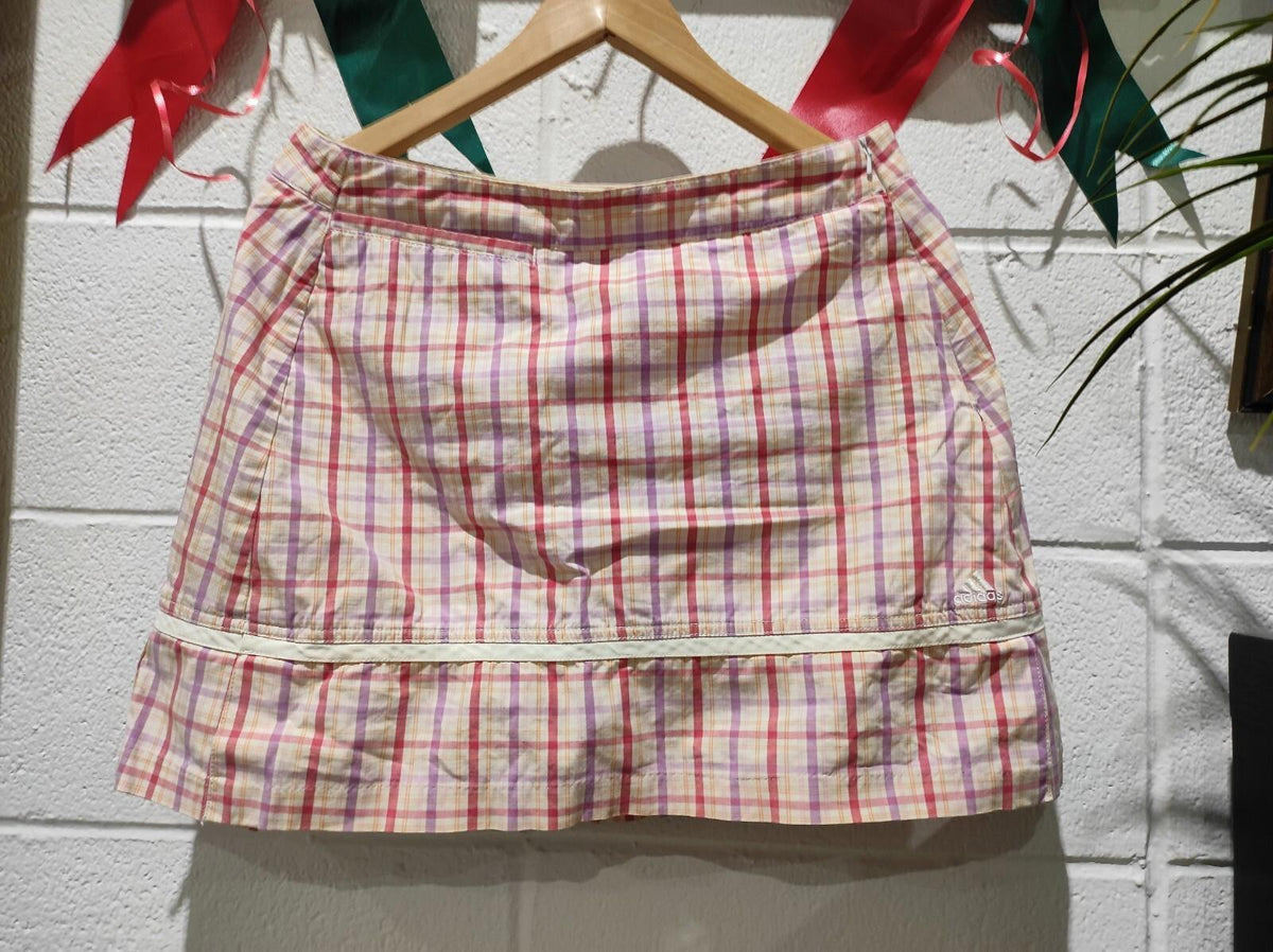 Jupe-short de golf Adidas taille 8 à carreaux roses et violets avec ourlet plissé