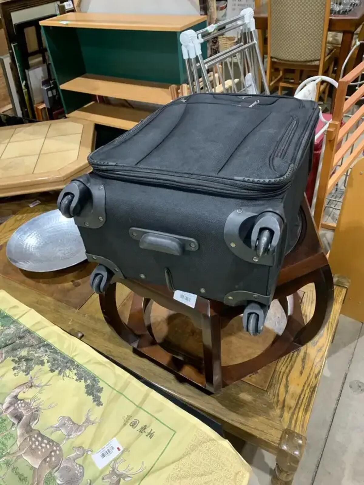 Medium Renwick Spinner Suitcase
