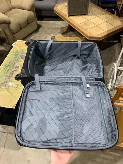 Medium Renwick Spinner Suitcase