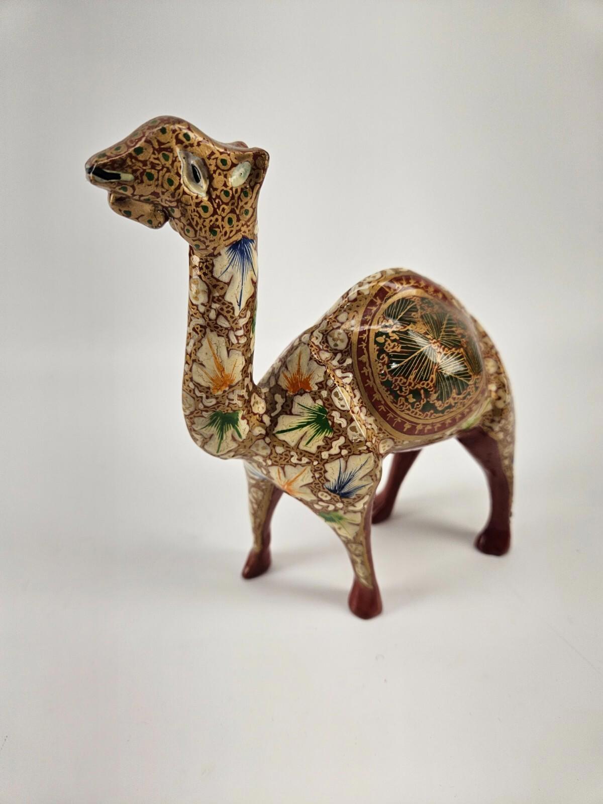Figurine de chameau en bois de 6,5 po peinte à la main