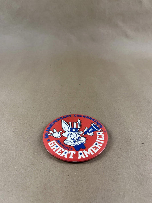RARE VTG 1975 MARRIOTT'S GREAT AMERICA Bugs Bunny Pin Button 3" Warner Bros. Inc