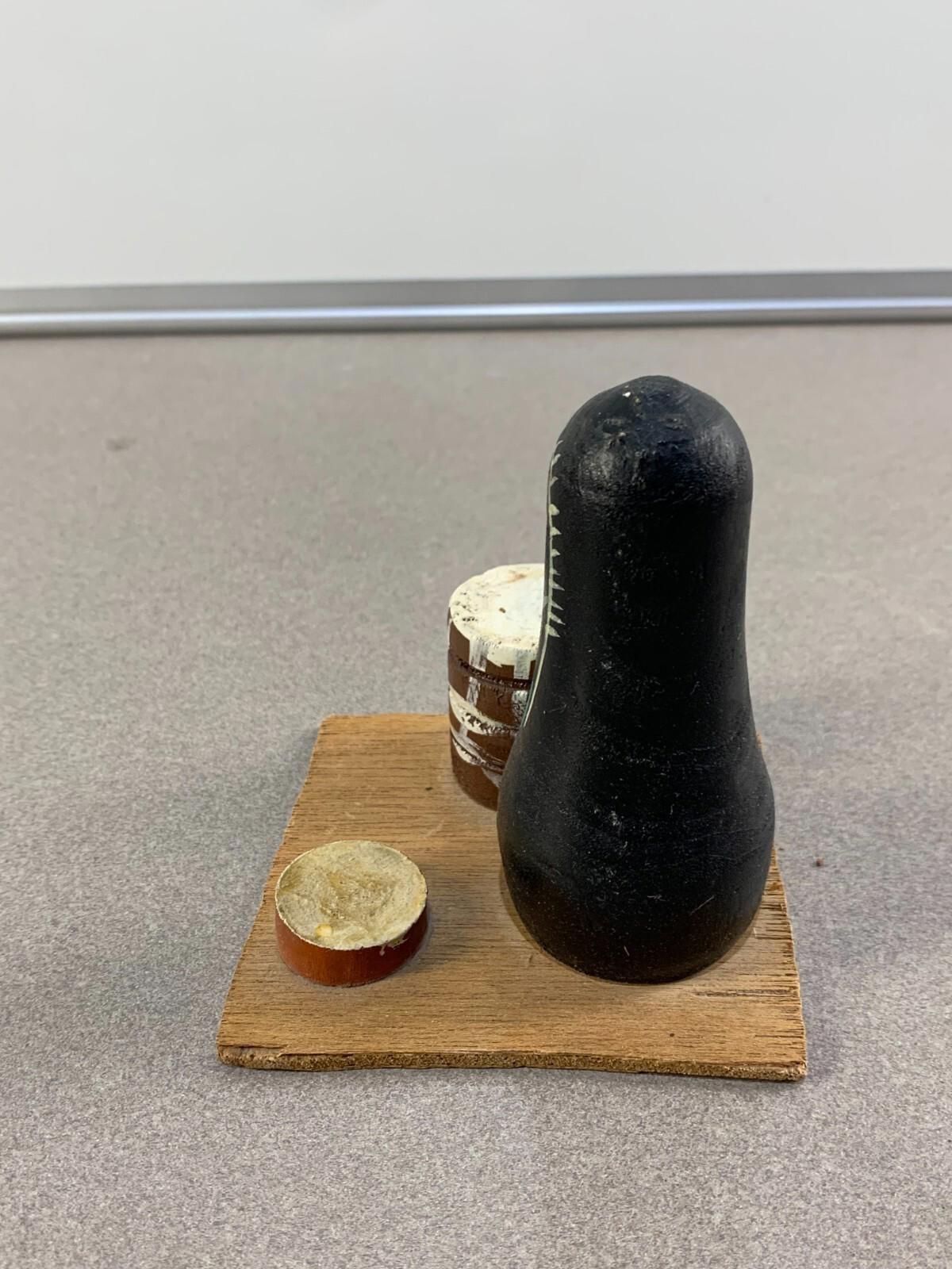 Figurine de marchande arabe en bois peinte à la main
