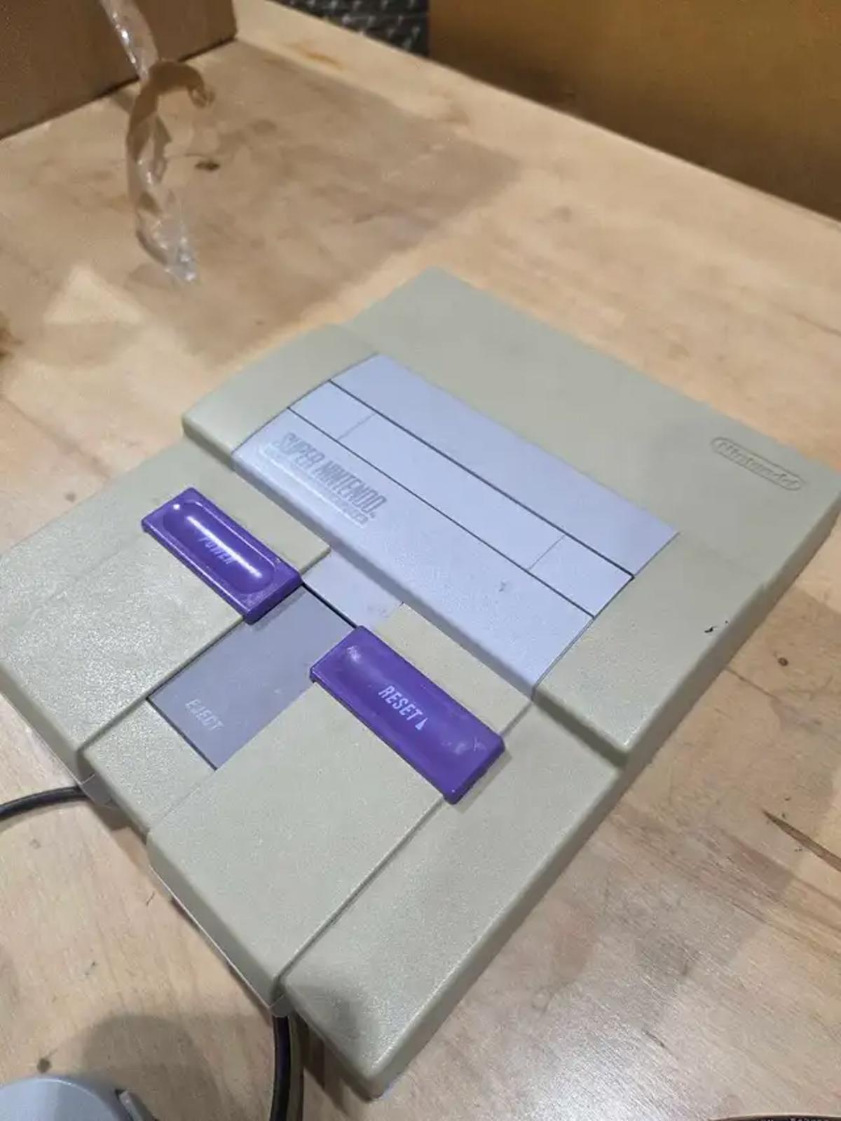 Super Nintendo & 2 Controllers - No Cables