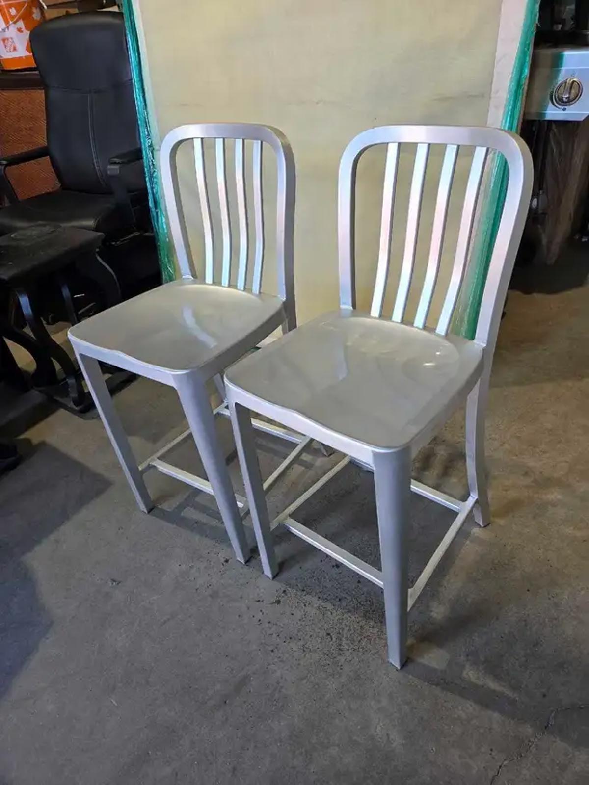 2 tabourets de bistrot en aluminium de 24 po