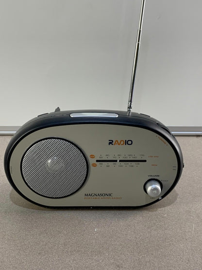 Vintage MAGNASONIC portable AM/FM Radio Model MCD300-4