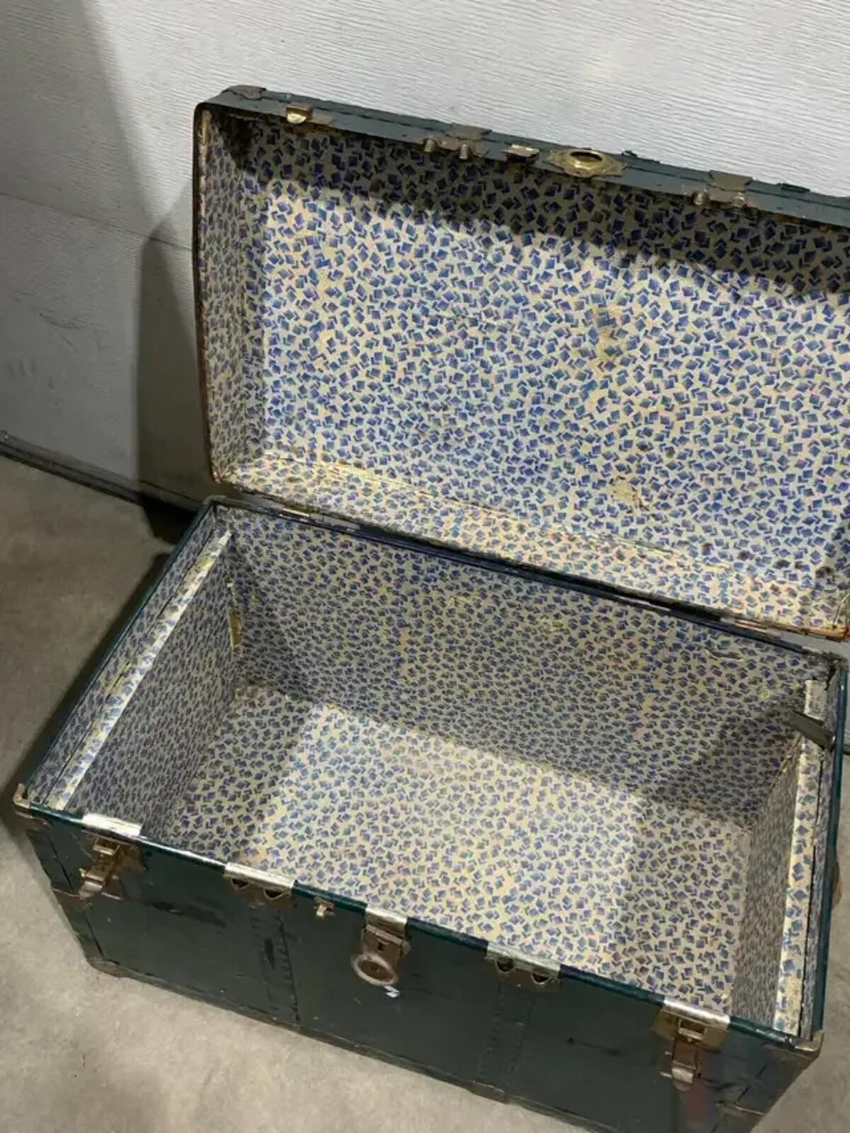 Green Antique Trunk in Fair condition