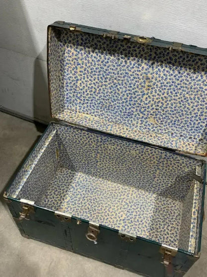 Green Antique Trunk in Fair condition