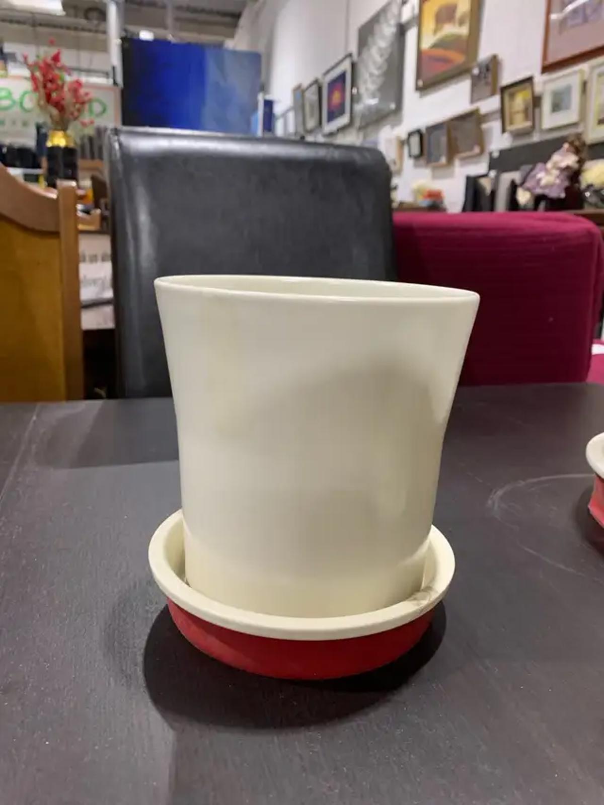 Pots à fleurs crème avec base en caoutchouc rouge – lot de 3