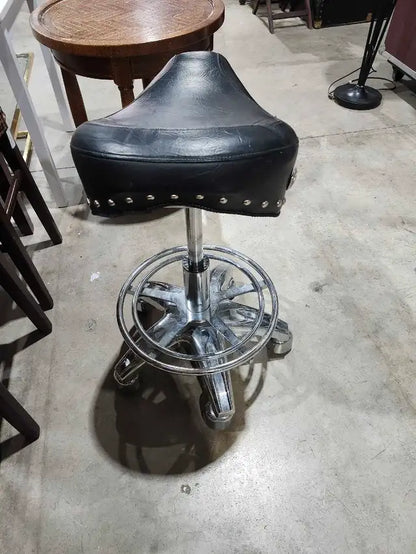 Larin Pneumatic Saddle Bar Stool