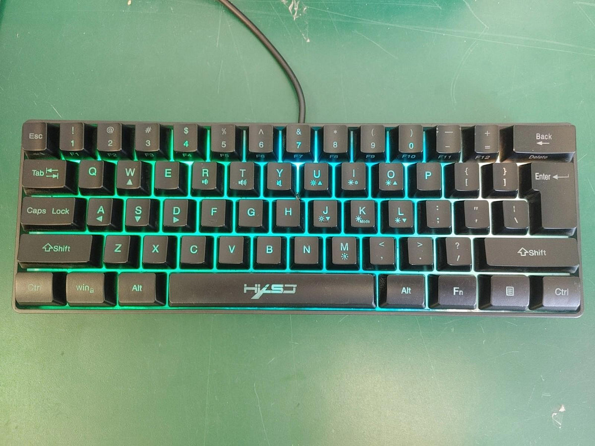 EXCELLENT ÉTAT Clavier USB RGB pour gaming et streaming, sensation mécanique, 60 %, noir