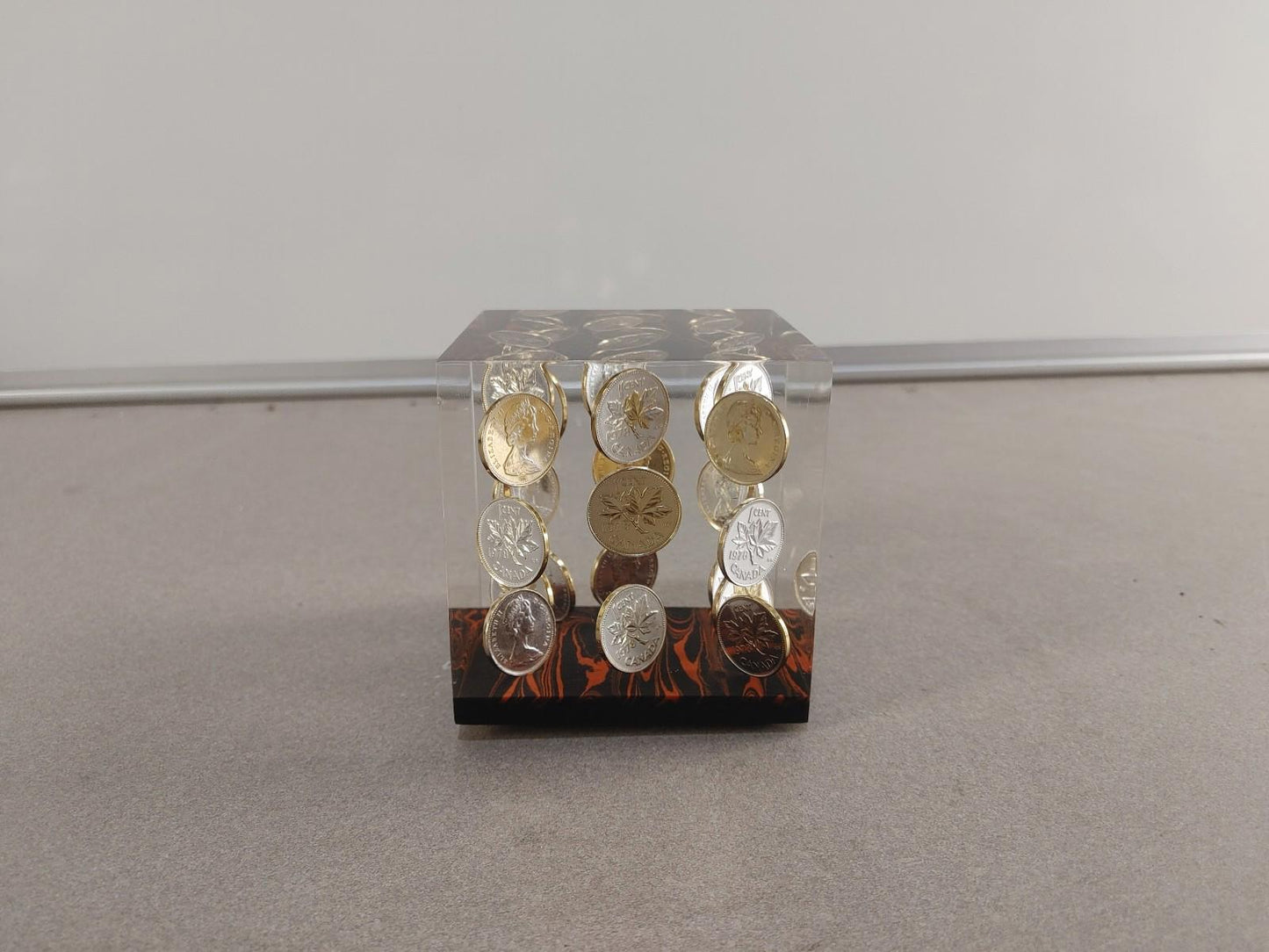 VINTAGE COLLECTIBLE Acrylic Cube With 27 1978 Canadian Pennies - Fair