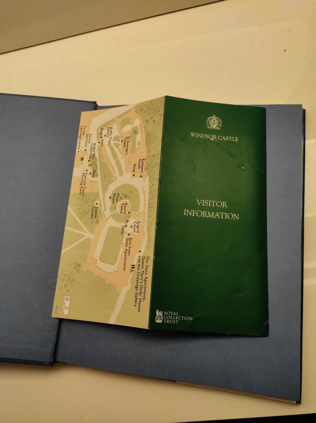 ST GEORGE'S CHAPEL, WINDSOR CASTLE By Hugo Vickers - Hardcover SIGNED BY HUGO