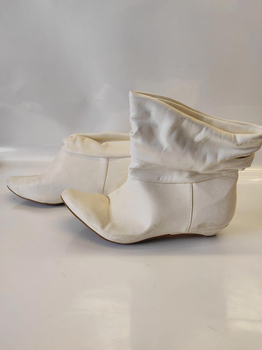 Le Chateau Women's Heeled Boots White- Size 8M