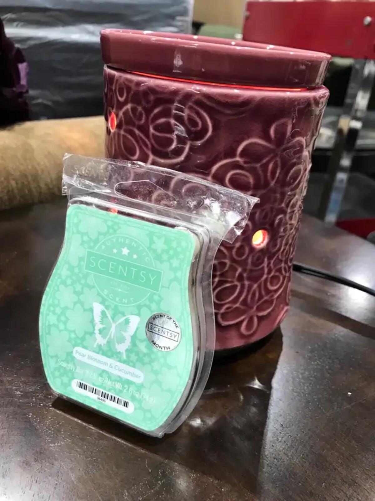 Thistle Scentsy Warmer and Pear Blossom and Cucumber bar