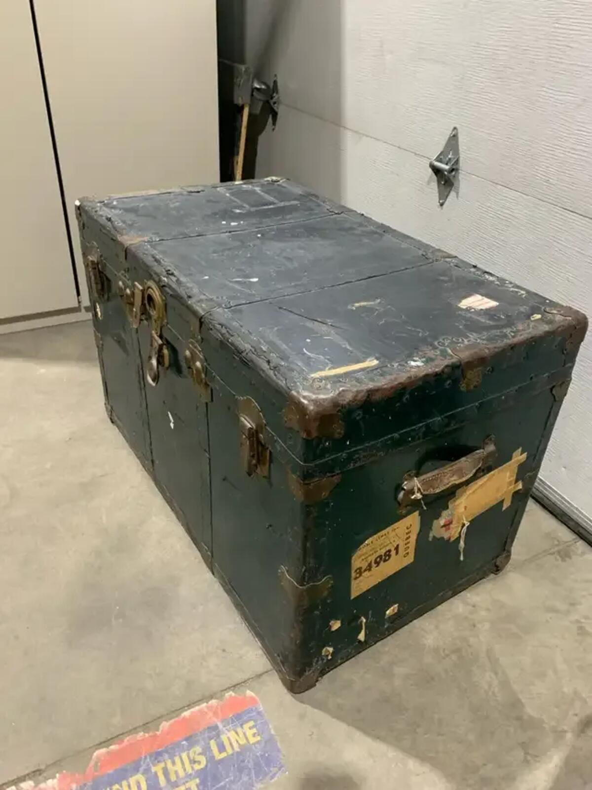 Green Antique Trunk in Fair condition