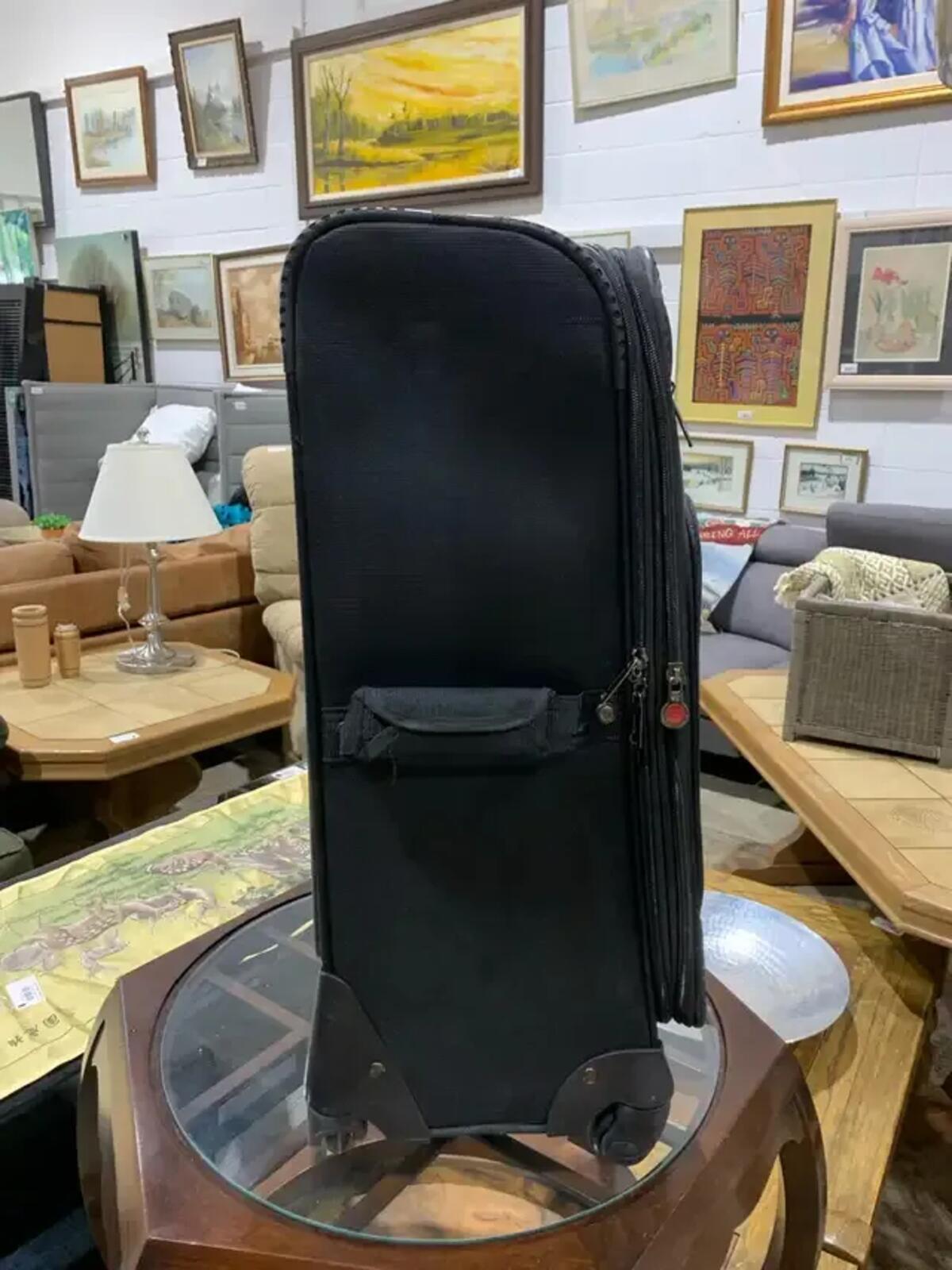 Medium Renwick Spinner Suitcase