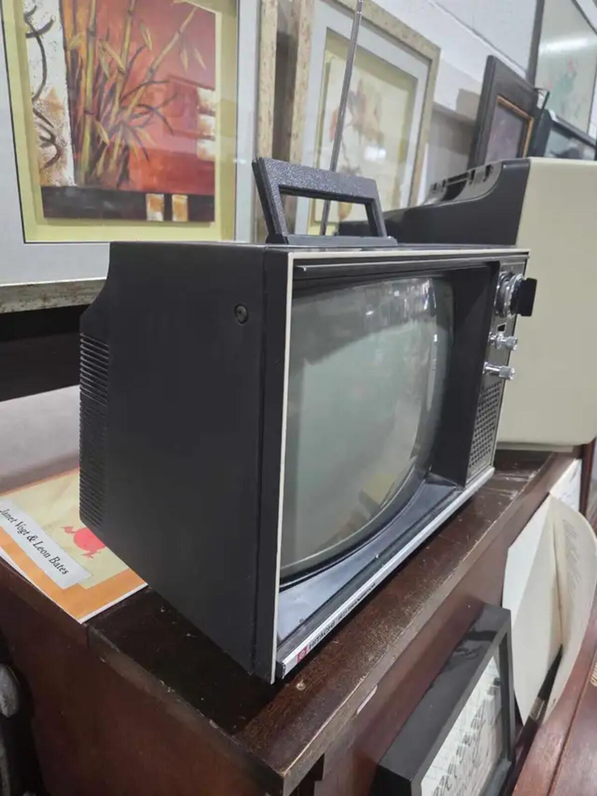 Hitachi Retro IC Transistor 12" TV