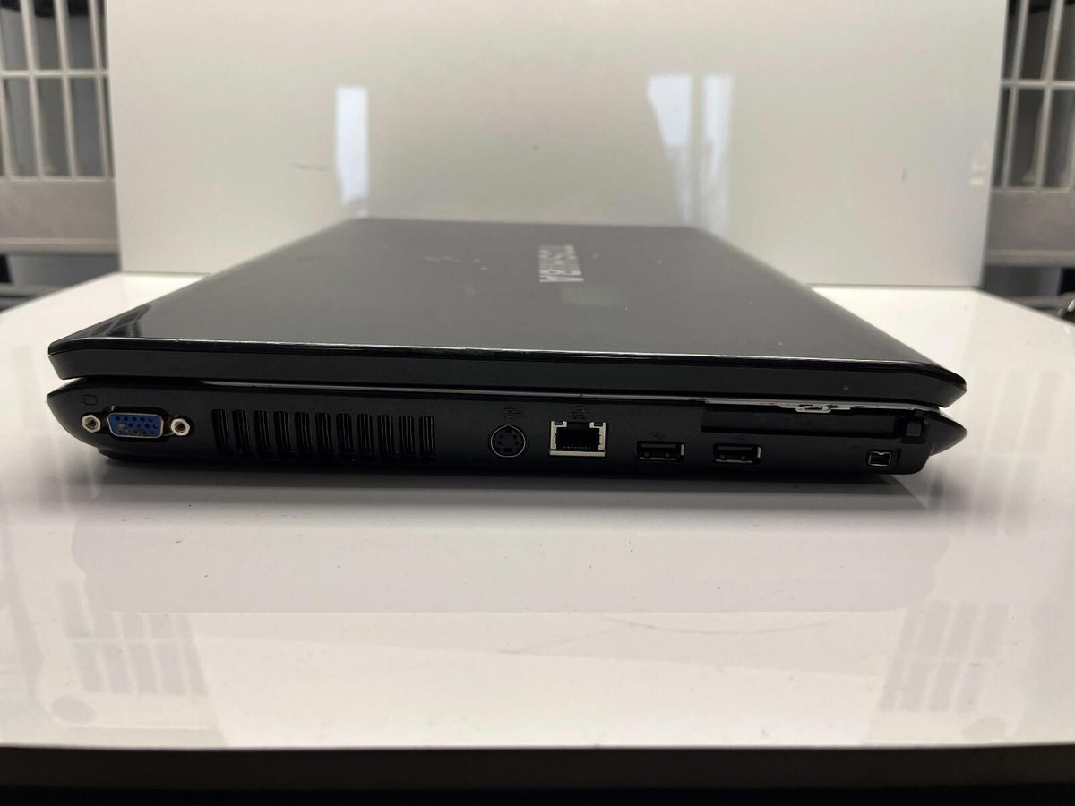 Toshiba Satellite A210 Athlon 64 X2 @ 1,60 GHz 2 Go de RAM Sans disque dur Sans système d’exploitation Écran défectueux