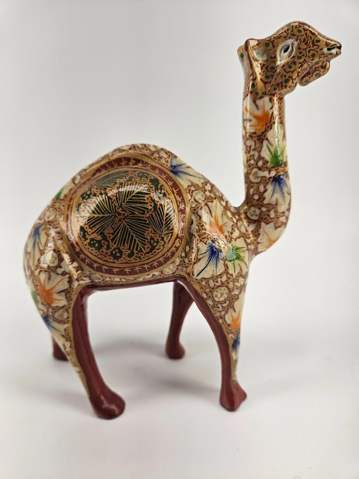Figurine de chameau en bois de 6,5 po peinte à la main