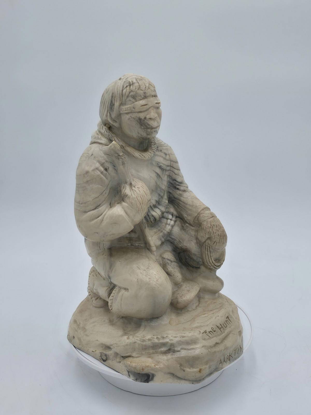 Sculpture inuite vintage « La Chasse », Esquimau, Canada, signée, stéatite, sculptée à la main