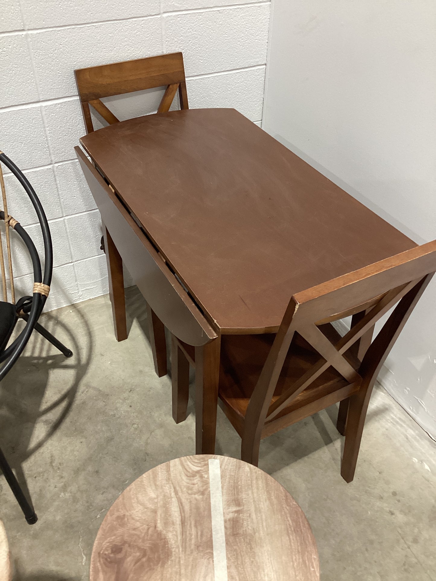 Drop leaf dining table